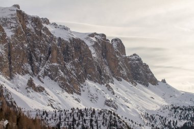 Bulutlu bir günde Dolomitlerdeki Sella karla kaplıydı. Selva Val Gardena 'nın üzerindeki manzaralı Sella manzarası