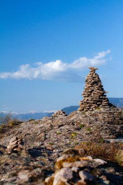 Bolzano 'nun yukarısındaki South Tyrol' da Stone Cairn. Alto Adige 'de güzel güneşli bir gün.