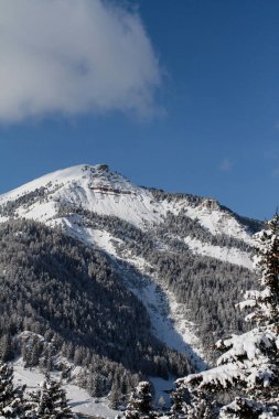 Karla kaplı bir fotoğraf. Val Gardena 'daki Dolomitler Dağı Groeden' daki Wolkenstein 'daki La Selva' dan görüldü. Kış Manzarası