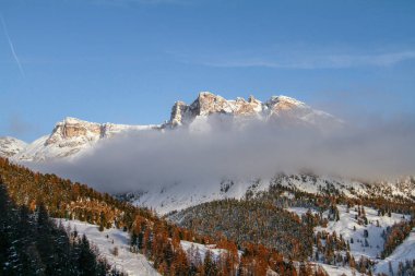 Vit Pela 'nın önündeki bulutlar, Dolomitlerdeki güzel Dağ, Valgardena, Güney Tirol' de yer alıyor. Karlı Kış Manzarası