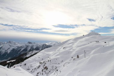 Dolomitlerdeki Passo Sella 'dan görüntü. Karla kaplı dağlarla Alpler 'deki kış manzarası. Güzel hava manzarası, beyaz karla kaplı.