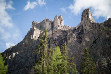 Vallunga 'daki Uzun Dağ, Val Gardena, Güney Tyrol. Alplerdeki dağ manzarası. İtalya 'da vadiden yükselen dağlar