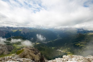 Fassa Vadisi 'ndeki Sass Pordoi' nin tepesinden bir görüntü. İtalya 'daki Dolomitlerin Geniş Manzarası