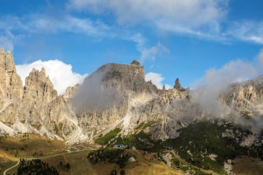 Sassongher Corvara 'nın yukarısında Dolomitler' de, Güney Tirol 'de Epic Mountain' da, yukarıda bulutlar ve altında karanlık ormanlar var.
