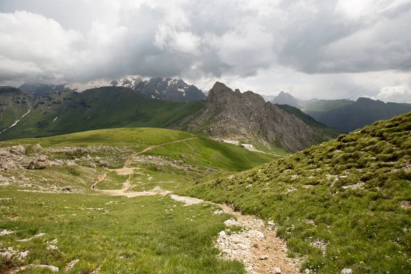 Dolomitler, İtalya 'daki Passo Pordoi manzarası. Geçide giden yol. Bulutlu Gün ve Arkaplanda Kara Bulutlar Dağların üzerinde asılı