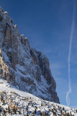 Langkofel, Güney Tirol 'da. Lang Kofel, Sassolungo, Winter 'da Passo Sella' dan görüldü. Majestic Sasso Lungo Dolomitlerde