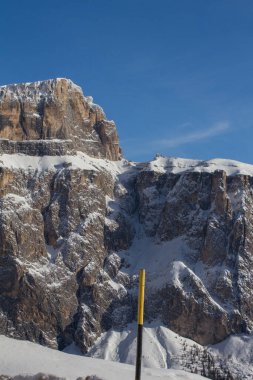 Sella ve Sass Pordoi, Dolomitlerdeki Sellajoch, Passo Sella 'dan. Kışın güneşli bir gün. Karla kaplı dağ