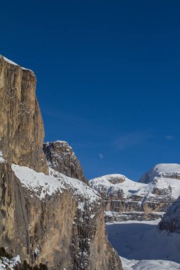 Sella Dağı 'ndaki Boe, Passo Sell' den, Sellajoch Dolomitler 'den. Bo güneşli bir günde karla kaplandı.