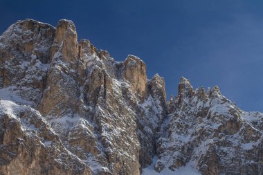Dolomitlerdeki Sella Dağı 'nın önündeki dik dağ. Canazei 'nin hemen yukarısındaki Alpler' de karla kaplıydı.