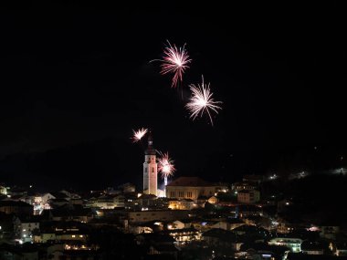 Kastelruth 'un üzerinde havai fişekler, Güney Tyrol' da Castelrotto, Yeni Yıl kutlamaları sırasında. Suedtirol 'daki kilise kulesinin üstünde büyük havai fişekler. Yeni yıl kutlamaları. Mutlu duygular