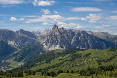Komşu dağlarla Sassongher. Dolomitler 'de güneşli güzel bir yaz günü. Corvara 'nın üzerindeki Dolomitlerin manzarası