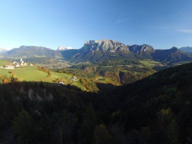 Erdpyramieden üzerinde Renon 'u gören Schlern' in hava manzarası. Schlern, Santnerspitze ve Langkofel arka planda. Hava Dağları ve Peyzaj