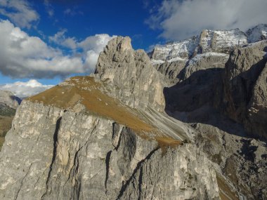 Selva di Val Gardena 'nın yukarısındaki Dolomitlerde Sella Dağı' nın havası. Groeden 'daki Ethereal Dağı, Suedtirol
