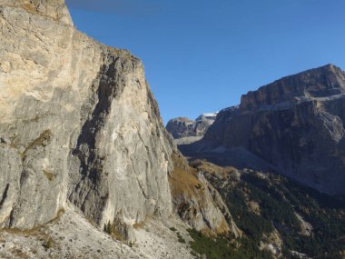 Sella Dağı, Passo Sella 'nın yukarısında, Dolomiti' de güzel güneşli bir bahar günü.