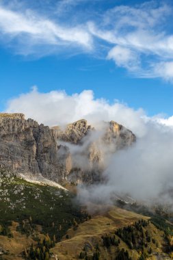 Val Gardena ve Corvara 'nın üstündeki Dolomitlerde Passo Gardena. Güzel Dolomite Dağları İtalyan Alplerinde