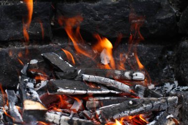 Alevler içinde yanmış odun, Kamp ateşinin ya da ızgaranın karanlık taş arka planı