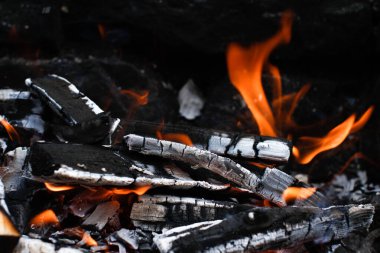 Alevler içinde yanmış odun, Kamp ateşinin ya da ızgaranın karanlık taş arka planı
