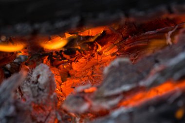 Yangından sonra parlayan alevler odunları yaktı ve ardında parıltı ve külleri bıraktı