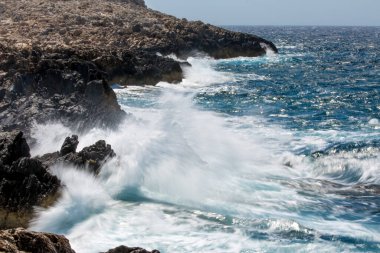 Yunanistan 'ın kayalık kıyı şeridinde dalgalar kırılıyor. Akdeniz 'in Uzun Maruziyeti
