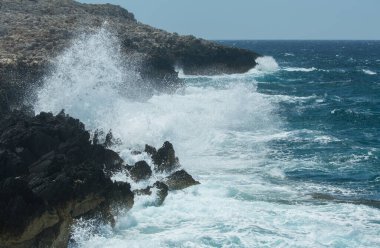 Yunanistan 'ın kayalık kıyı şeridinde dalgalar kırılıyor. Akdeniz 'in Uzun Maruziyeti