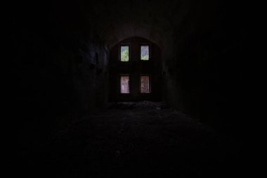 Terk edilmiş sığınak. Eski bir sığınağın içinde