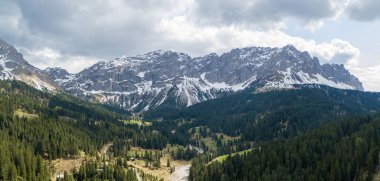 Güney Tyrol 'daki Dolomitler, Alplerdeki güzel Dağlar. Dolomitlerin Havası