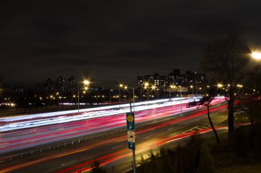 Yoldaki Araba Işıkları, Amerikan Yolu 'nun Uzun Maruziyeti. Işık yolları
