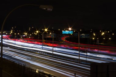 Yoldaki Araba Işıkları, Amerikan Yolu 'nun Uzun Maruziyeti. Işık yolları