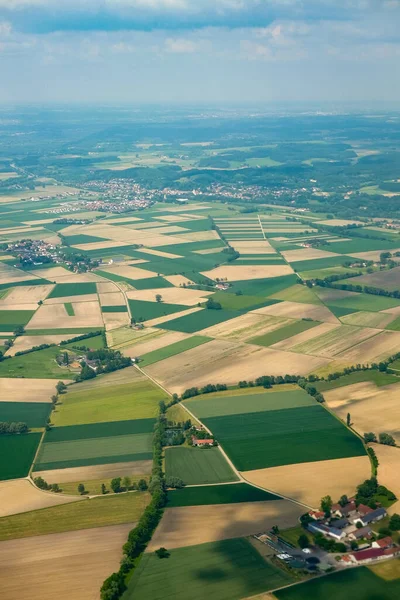 Almanya üzerindeki uçaktan görüldü. Fields ve Small Towns yukarıdan görüldü. Geniş Alanlar hava manzarası