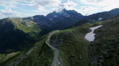 Güney Tyrol 'daki İtalyan Alpleri' ndeki havadan dağ manzarası. Yaz görünümü