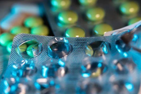 Arka planda haplar olan ilaç paketi. Sağlık ve refah ilaçları. Hastalık için ilaç ve tedavi