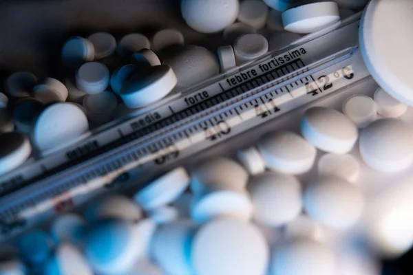 Higany Glass Hőmérő Különböző Tablettákon Nagy Kontrasztú Sötét Árnyékok Világos — Stock Fotó