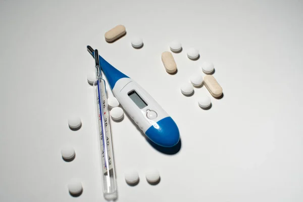 Higany Hőmérő Digitális Hőmérő Gyógyszerrel Tablettákkal Fehér Felületen Gyógyászat Diagnosztika — Stock Fotó