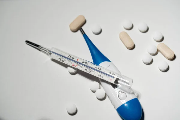 Higanyláz Hőmérője Digitális Klinikai Hőmérőn Láz Különböző Tabletták Gyógyszerek Mérésére — Stock Fotó