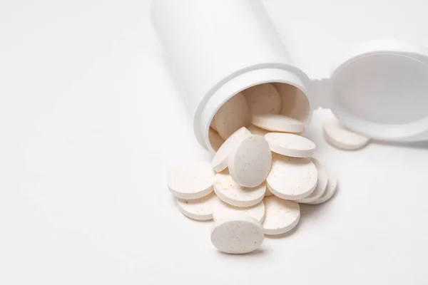 Tabletták Gyógyszerek Fehér Felületen Izolált Gyógyszer Gyógyszer Vitaminok Jobb Egészség — Stock Fotó