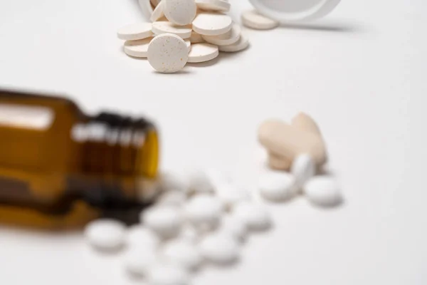 Tabletták Fehér Háttér Elszigetelt Másolás Gyógyszerek Vitaminok Kiegészítők Üvegtartályban Gyógyszerek — Stock Fotó