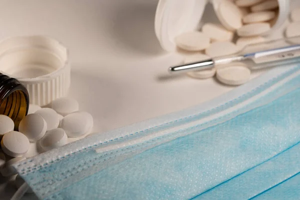 Kék Arc Maszk Vírus Elleni Védelem Tablettákkal Lázmérővel Háttérben Klinikai — Stock Fotó