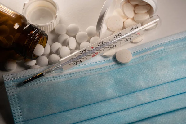 Lázmérő Celsius Ban Arcmaszkkal Gyógyszerekkel Sebészeti Maszk Védelmet Klinikai Hőmérő — Stock Fotó