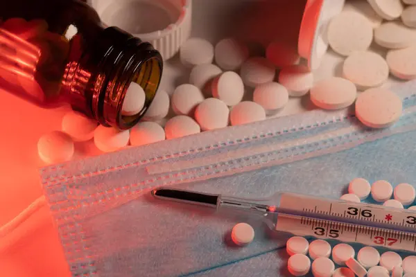 Gyógyszer Maszk Lázmérő Tablettákkal Körülvéve Celsius Klinikai Hőmérő Sebészeti Maszk — Stock Fotó