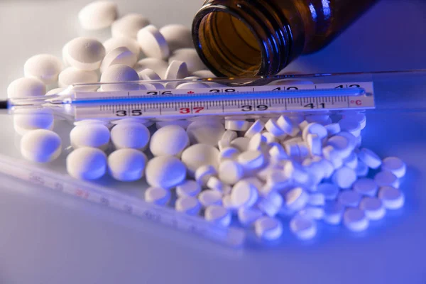 Pills Medicine Közelsége Klinikai Hőmérővel Fehér Alapon — Stock Fotó