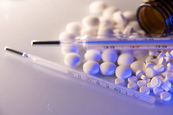 Merkúr Emelkedő Hőmérő Fehér Pirulákon Gyógyszer Gyógyszerek Betegségek Kezelésére — Stock Fotó