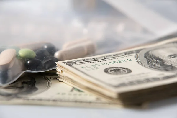 Dollar Facturen Pillen Drugs Plastic Zak Met Contant Geld Illegale — Stockfoto