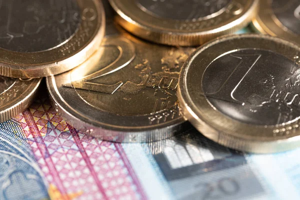 20 avroluk banknotun üstüne iki avro ve bir avro da yakın plan. Avrupa para birimi