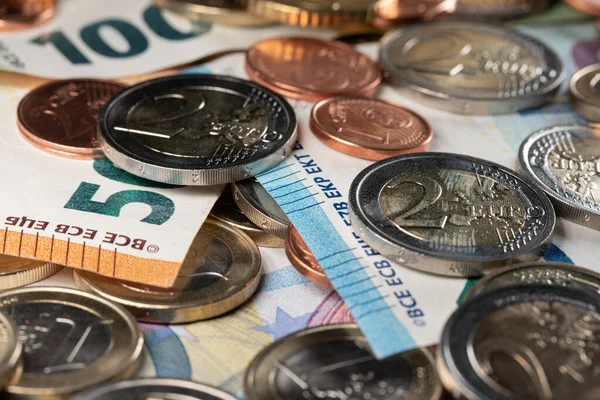 Rasguñó Dos Monedas Euro Diferentes Monedas Encima Los Billetes Paquete — Foto de Stock