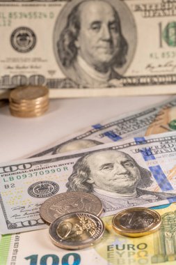 Dolar ve Avro banknotları, 100 dolar ve farklı para birimleri.