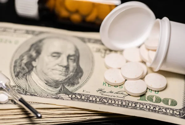 Tabletták Pénz 100 Dollár Fókuszban Egy Halom Pénz Szimbolizálja Egészségügyi — Stock Fotó