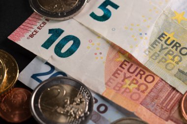 EUR banknotlarının üstüne iki Euro. Avrupa 'dan 10 Euro. AB Para Birimi Pazarı