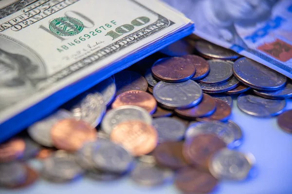 Honderd Dollarbiljetten Stapel Cash Bovenop Munten Metalen Geld Uit Ministerie — Stockfoto