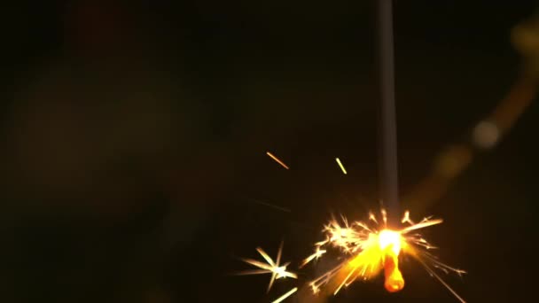 Star Splashes Árvore Natal Fundo Escuro Pirotecnia Câmera Lenta — Vídeo de Stock