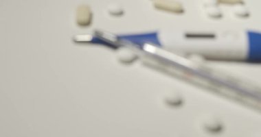 İlaç ve İlaç ile çevrili dijital ve analog ateşleme termometresi